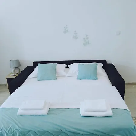 Apartment By The Sea Kastel Kambelovac, - 18267 *